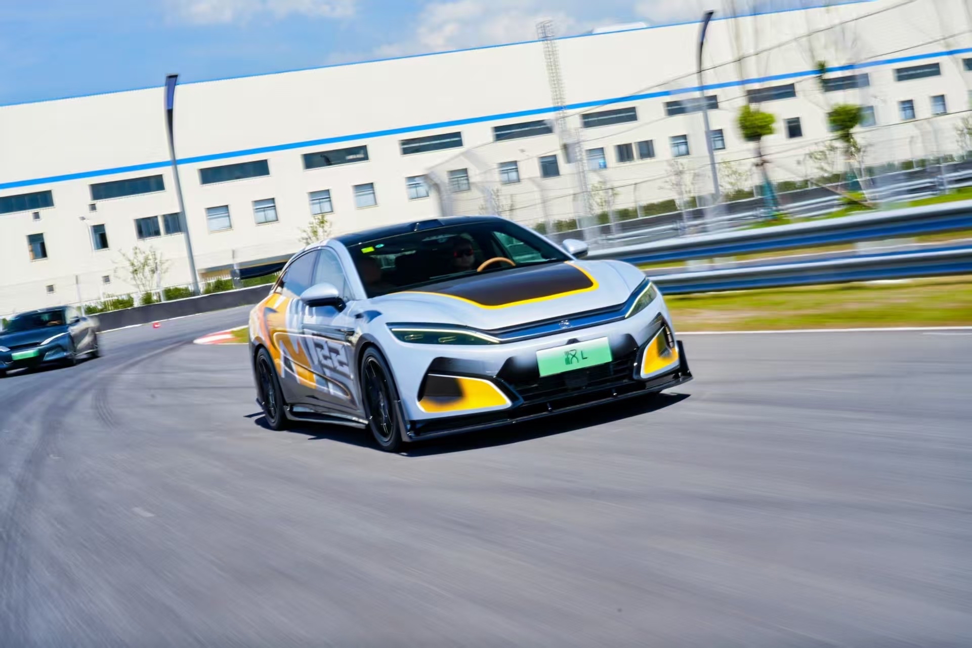 全球热议！赛车场外八卦引关注