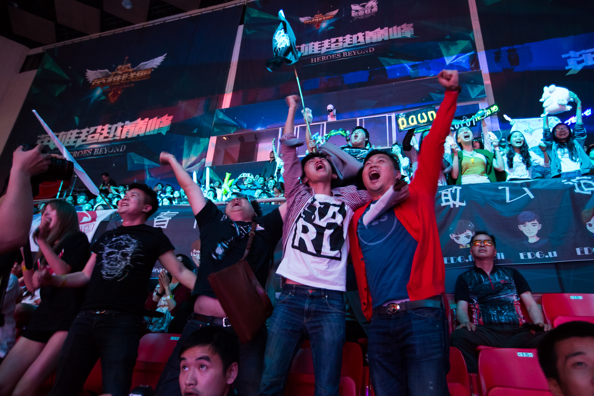 包含LPL惊险逆转取胜，粉丝狂欢不已的词条