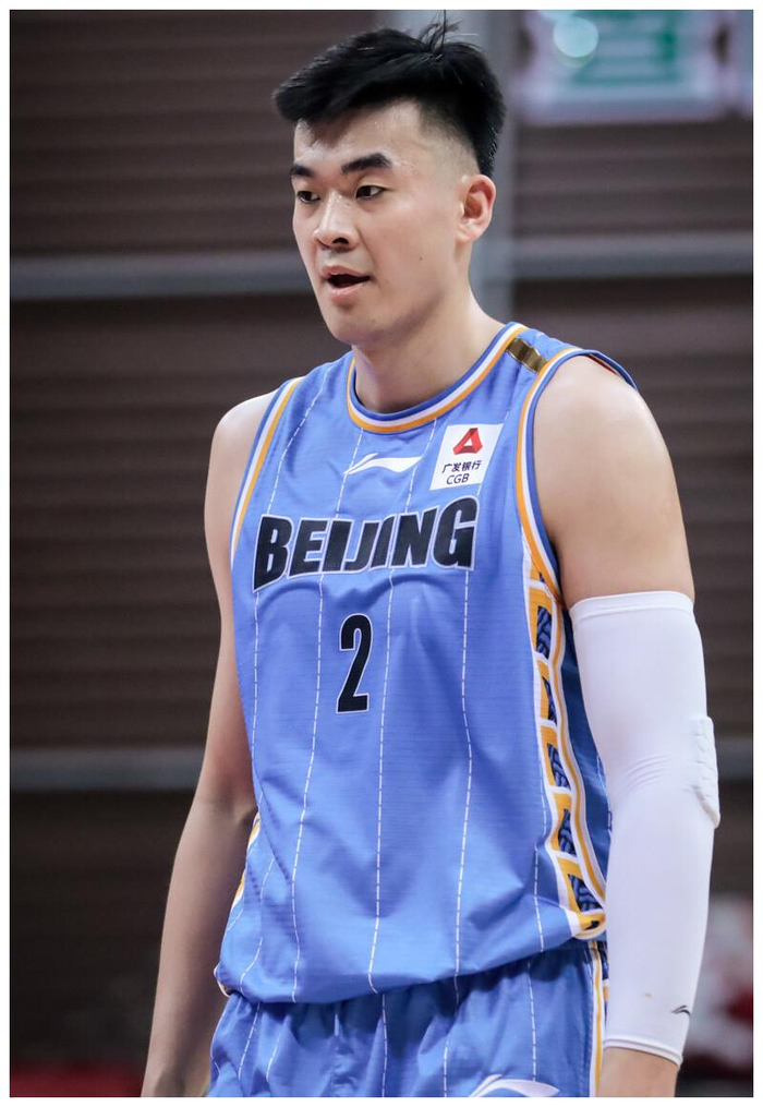 马刺力克青岛队，易建联点燃赛场