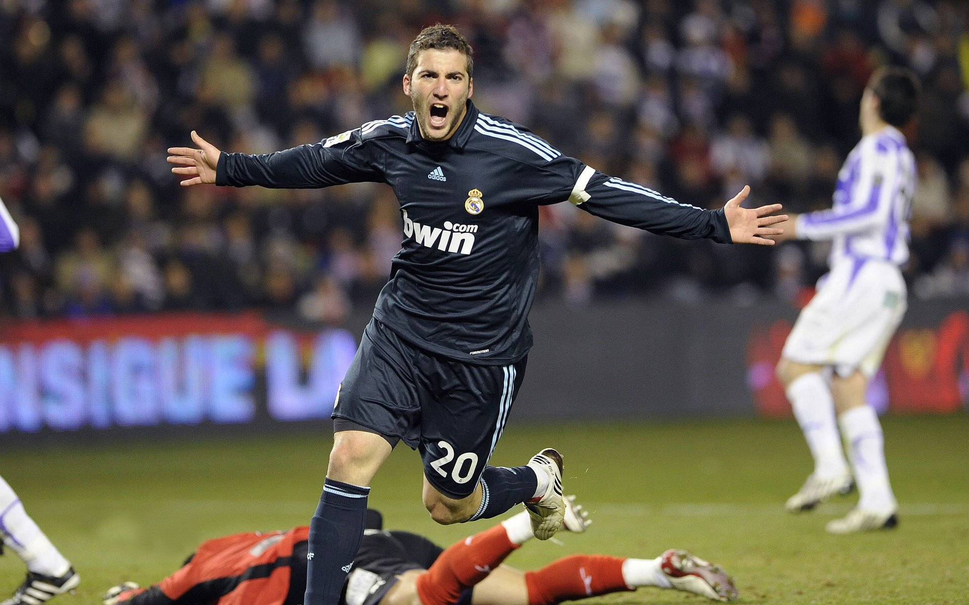 终场风暴！托尼惊人爆发，勒沃库森一波流摧毁黄色潜水艇